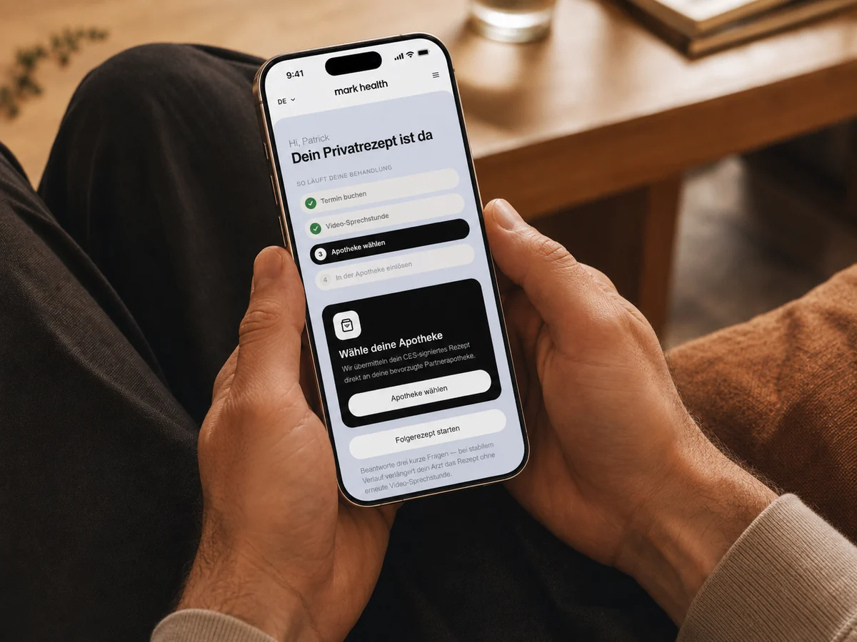 Patient sieht im Telefon, dass sein Privatrezept bereitliegt